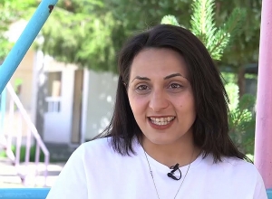 Լսողական և տեսողական խնդիրներ ունեցող փոքրիկ դաշնակահարուհին