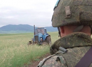 Миротворцы обеспечивают безопасность при проведении сельскохозяйственных работ в Нагорном Карабахе: МО РФ