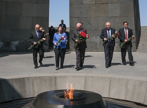 Филипп Рикер почтил память жертв Геноцида армян