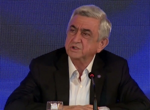 У нас в руках должна быть дубинка, чтобы кто бы ни пришел с молотком, мы могли бы дать ему по голове дубинкой, другого выхода нет: Серж Саркисян