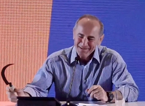 Ռոբերտ Քոչարյանին Վարդենիսում մանգաղ նվիրեցին