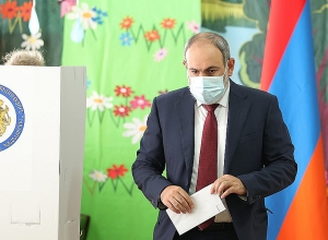 Никол Пашинян голосует