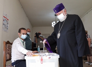 Католикос проголосовал