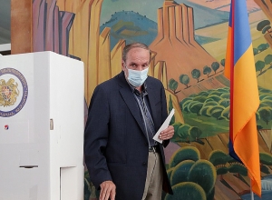 Левон Тер-Петросян проголосовал