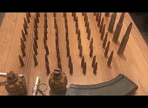 Группа людей добровольно сдала незаконное огнестрельное оружие в отделениях полиции