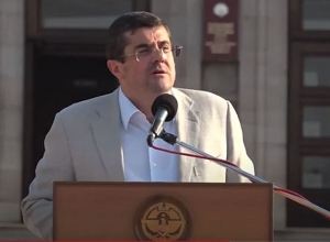 «Я не из тех, кто сбегает»: Араик Арутюнян на площади в Степанакерте