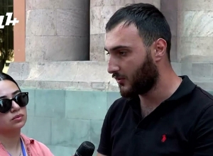 Родные военнопленных проводят у здания правительства сидячую акцию протеста