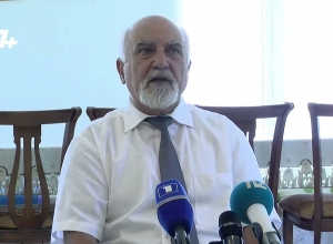 Пашинян даже не готов принимать свои решения: Айрикян