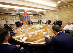 Никол Пашинян встретился с руководителями около десятка внепарламентских политических сил
