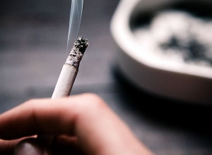 Гасили горящую сигарету на лбу 35-летнего мужчины, ударяли по голове и плевали в лицо