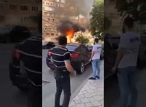 Սարյան փողոցում այրվում է KIA մակնիշի ավտոմեքենա