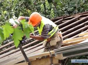 Թաղավարդը ոտքի է կանգնում. հրետակոծությունից վնասված տները նորոգում են