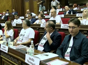 На футболках всех членов блока «Армения» фотографии арестованных лидеров общин