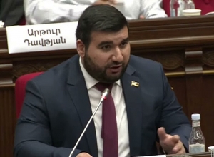 По вашему приказу солдат вернулся на позицию с окровавленным лицом? Алексанян - Сейрану Оганяну