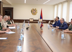 Министр обороны РА и Рустам Мурадов обсудили ситуацию на армяно-азербайджанской границе