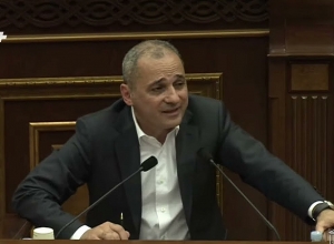 Вы летали на вертолёте АО Арцаха, хорошо, что не приехали в Ереван на танке: Давоян – Ваге Акопяну