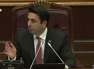 Ну-ка успокойтесь! Накалённая обстановка в НС: Симонян сделал замечание Мамиджаняну и Мкртчян