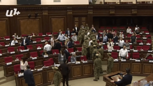 Լարված իրավիճակ ԱԺ–ում. ներս եկան անվտանգության աշխատողները, նիստն ընդհատվեց