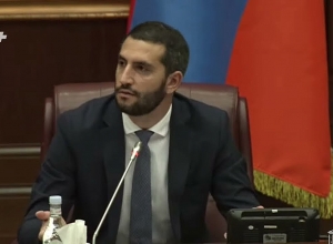 Кто этот трус, прячущийся под кепкой «духов»? После выступления Манукяна страсти накалились