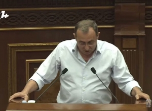 Вы забыли сказать с этой трибуны, что сегодня день рождения Сороса: Арцвик Минасян