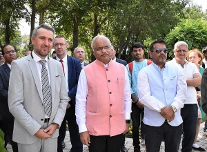 В Ереване открылся памятник Махатме Ганди