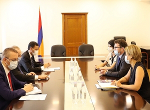 Министр ОНКС Ваграм Думанян принял посла Великобритании в РА Джона Галлахера