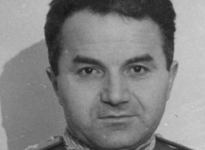 Азербайджанцы разрушили бюст маршала Ханперьянца в селе Мец Тагер