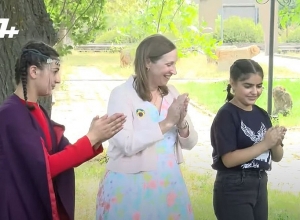 Դեսպան Լին Թրեյսին պարեց «Որոտան»-ի հետ