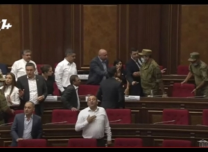 Անվտանգության աշխատակիցները ներս եկան, քանզի Աննա Մկրտչյանը դուրս չէր գալիս դահլիճից