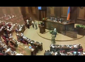 Ծեծկռտուք ԱԺ-ում Հայկ Սարգսյանի ելույթից հետո