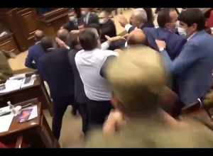 Դավաճանը դու ես․ Օհանյանը՝ Սարգսյանին․ թռչող շշեր ԱԺ-ում