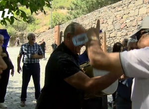 Ովքե՞ր են 30 տարի դիմավորում Գեղարդի վանքի հյուրերին