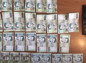 Երիտասարդը տանը կեղծ թղթադրամներ է տպում