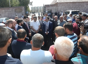 Вице-премьер Сурен Папикян ознакомился с процессом закупки винограда в Армавире