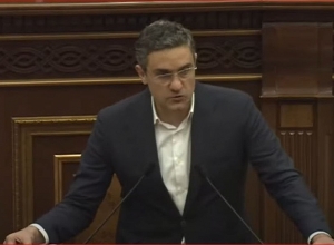 Господин Кочарян, замолчите; если бы будучи студентом, вы находились в аудитории, вы учились бы, сейчас следите за моим фейсбуком