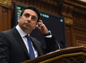 Обращайтесь письменно: Ален Симонян – Анне Мкртчян