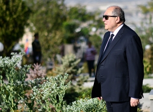 Արմեն Սարգսյանը հարգանքի տուրք է մատուցել պատերազմի զոհերի հիշատակին