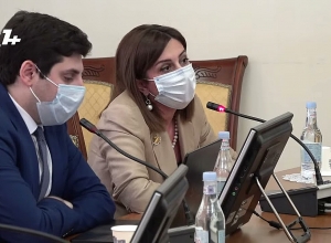 Госпожа Аванесян, почему Вы носите маску, если Вы привиты? Зограбян