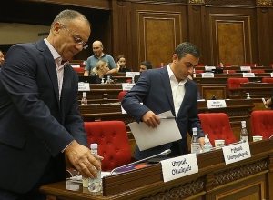 «Հայաստան» և  «Պատիվ ունեմ» խմբակցությունները լքեցին նիստերի դահլիճը