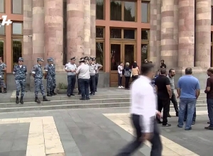 ՈՒՂԻՂ. Անհետ կորածների հարազատների և հաշմանդամ օդաչուների ակցիան՝ Կառավարության շենքի մոտ