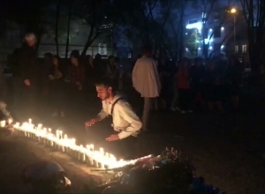 Зажжение свечей напротив школы 40 в память погибших на войне воспитанников Гамлета и Армана