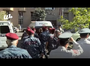 Уведите его: полицейские задержали одного из тех, кто проводит акцию напротив Министерства здравоохранения