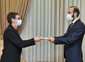 Новоназначенный посол Франции в РА вручила копии верительных грамот главе МИД РА
