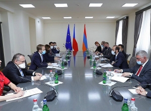 Встреча Арарата Мирзояна и главы МИД Чехии началась с беседы тет-а-тет