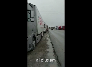 Հայկական բեռնատարները կանգնած են մնացել Լարսի ճանապարհին, մթերքն էլ փչանում է