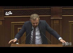 Ты не веришь в то, что говоришь: Назарян кричит из зала во время выступления Папояна