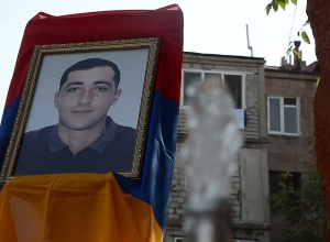 Открыт памятник участнику 44-дневной войны, полицейскому Айку Геворгяну