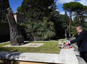 Նախագահ Արմեն Սարգսյանն այցելել է Սուրբ Գրիգոր Նարեկացու բրոնզաձույլ արձանին