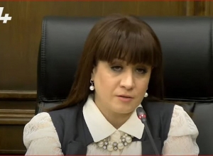 Вы заявляете о ложных тезисах, финансируемых вашими политическими отцами: Багдасарян -журналисту