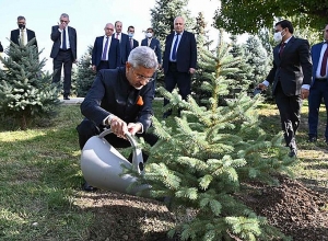Foreign Minister of India  visits the Memorial of Armenian Genocide
